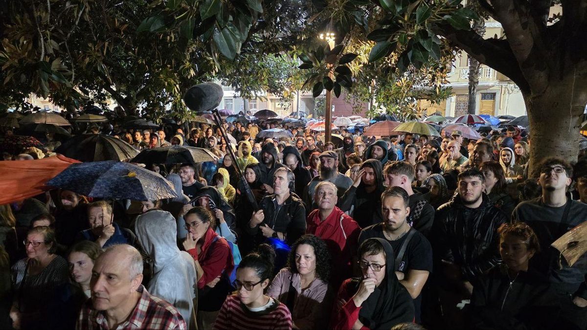 Miles de personas marchan en silencio por los municipios de la zona cero para conmemorar el aniversario de la dana