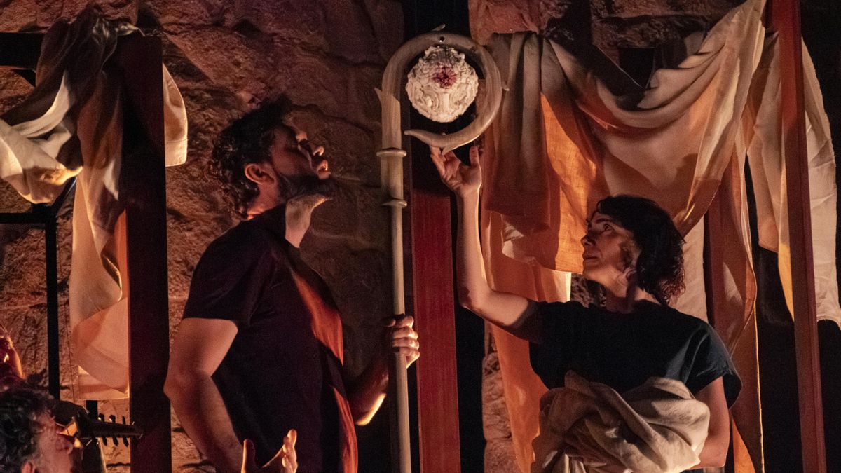 Rafael Ortiz y Elena rayos frente a Cristo resucitado