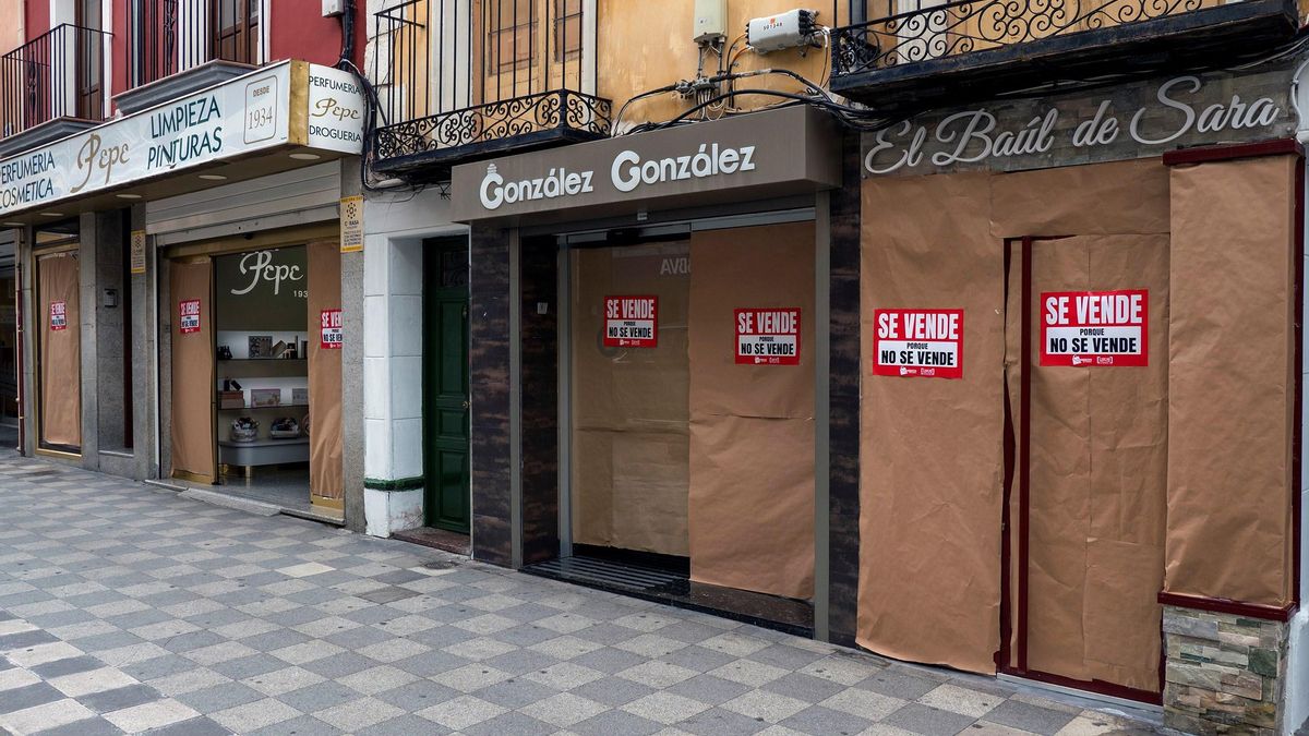 Imagen de archivo de comercios cerrados y en venta. EFE/ José del Olmo