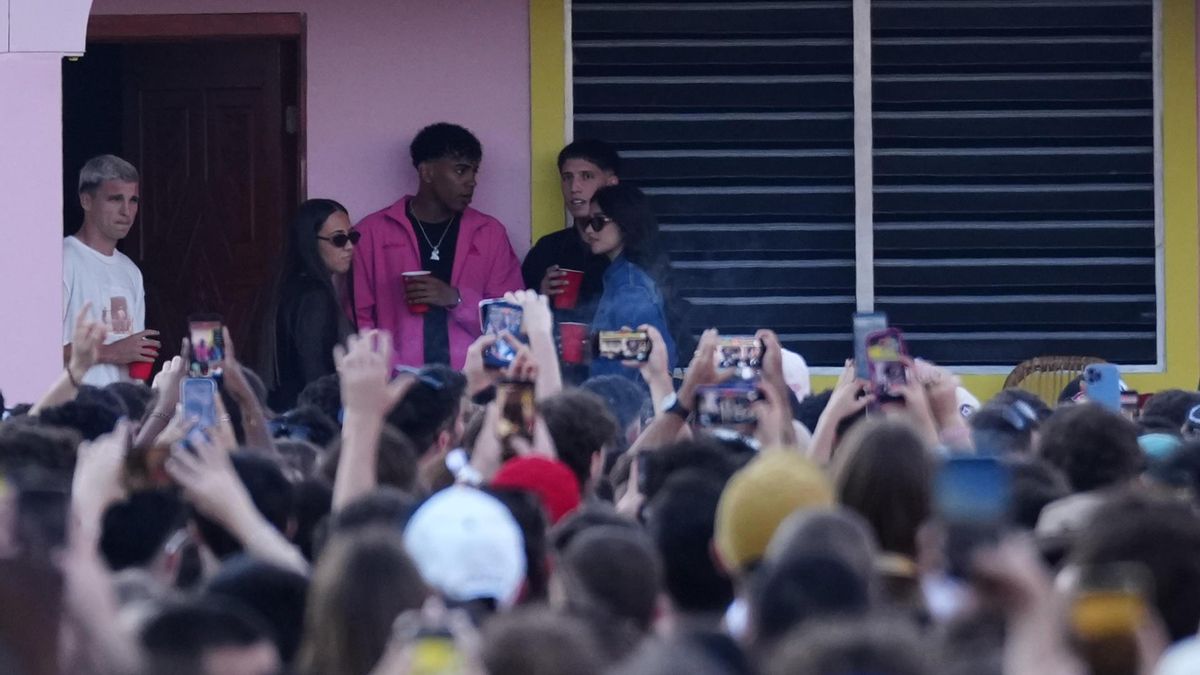 El jugador del FC Barcelona Lamine Yamal asiste al concierto del cantante puertorriqueño Bad Bunny en el Estadio Olímpico de Barcelona.