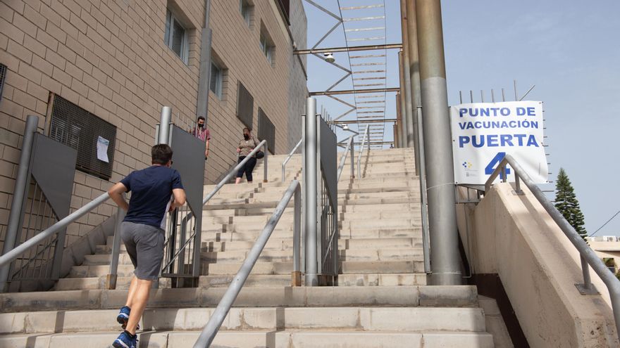 Una persona acude a la vacunación masiva este domingo en el Santiago Martín