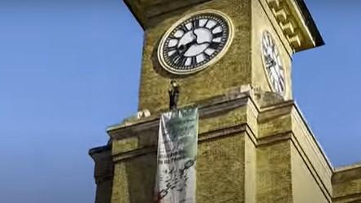 Un hombre sube con su perro al reloj de una torre de Londres para pedir libertad en Irán