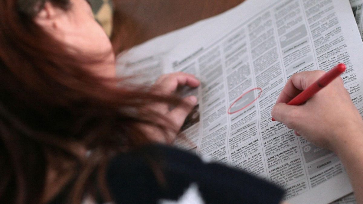 Demandant de feina analitza l'oferta d'un mitjà de comunicació