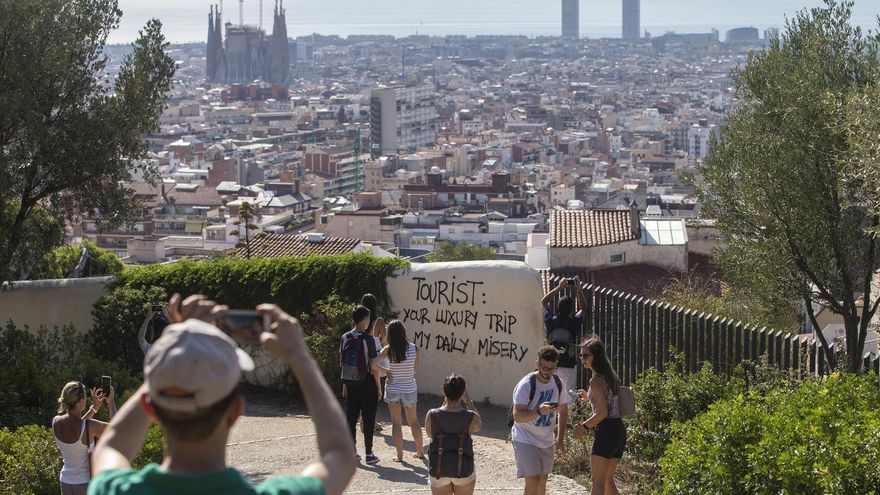Collboni anuncia que eliminará los 10.000 pisos turísticos de Barcelona en cuatro años