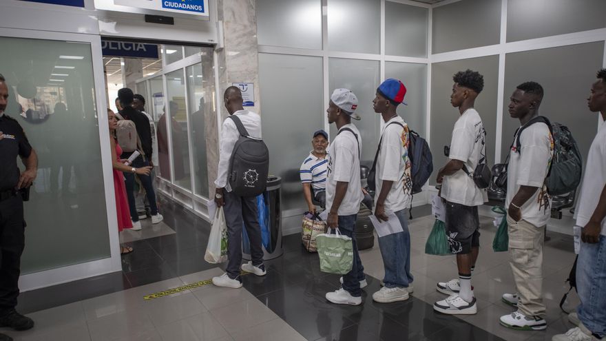 El Gobierno prepara una ley orgánica que permita a las comunidades gestionar la acogida migratoria pero no las fronteras