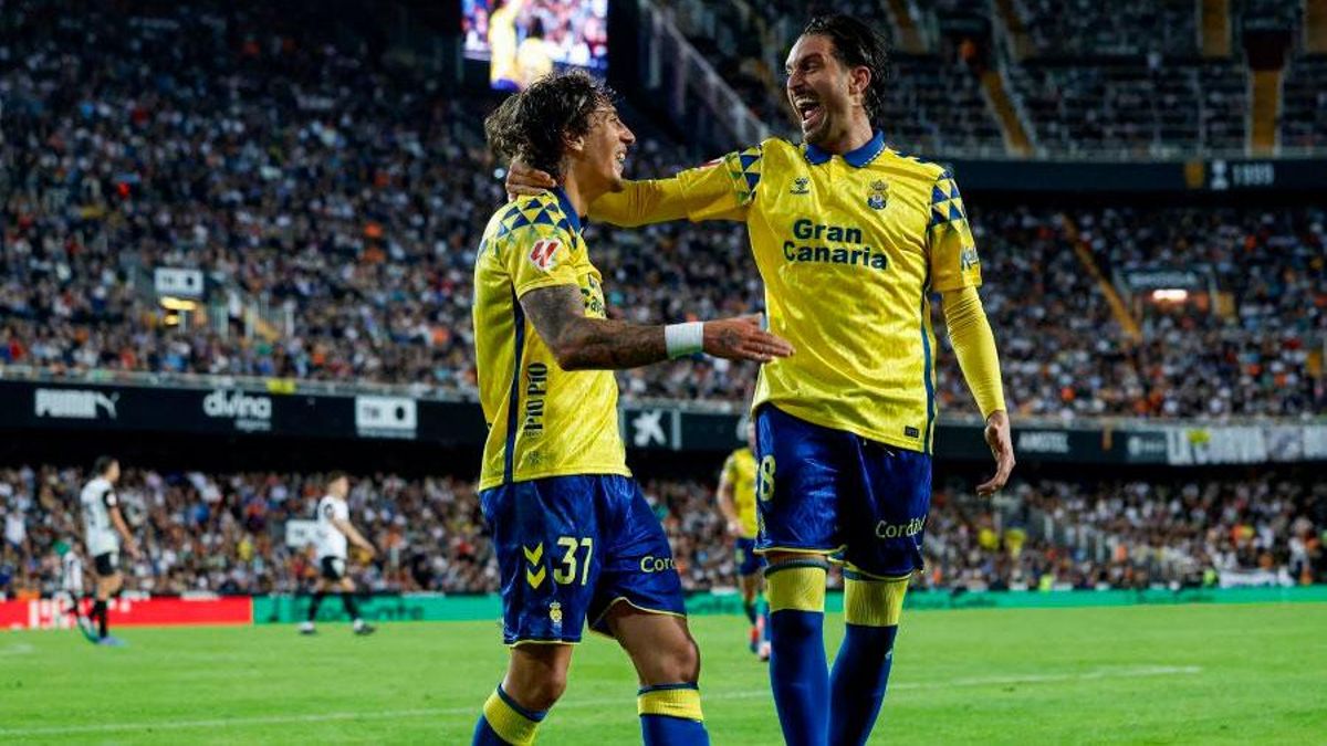 Fabio Silva y Campaña celebran uno de los goles (2-3) en el último Valencia-Las Palmas