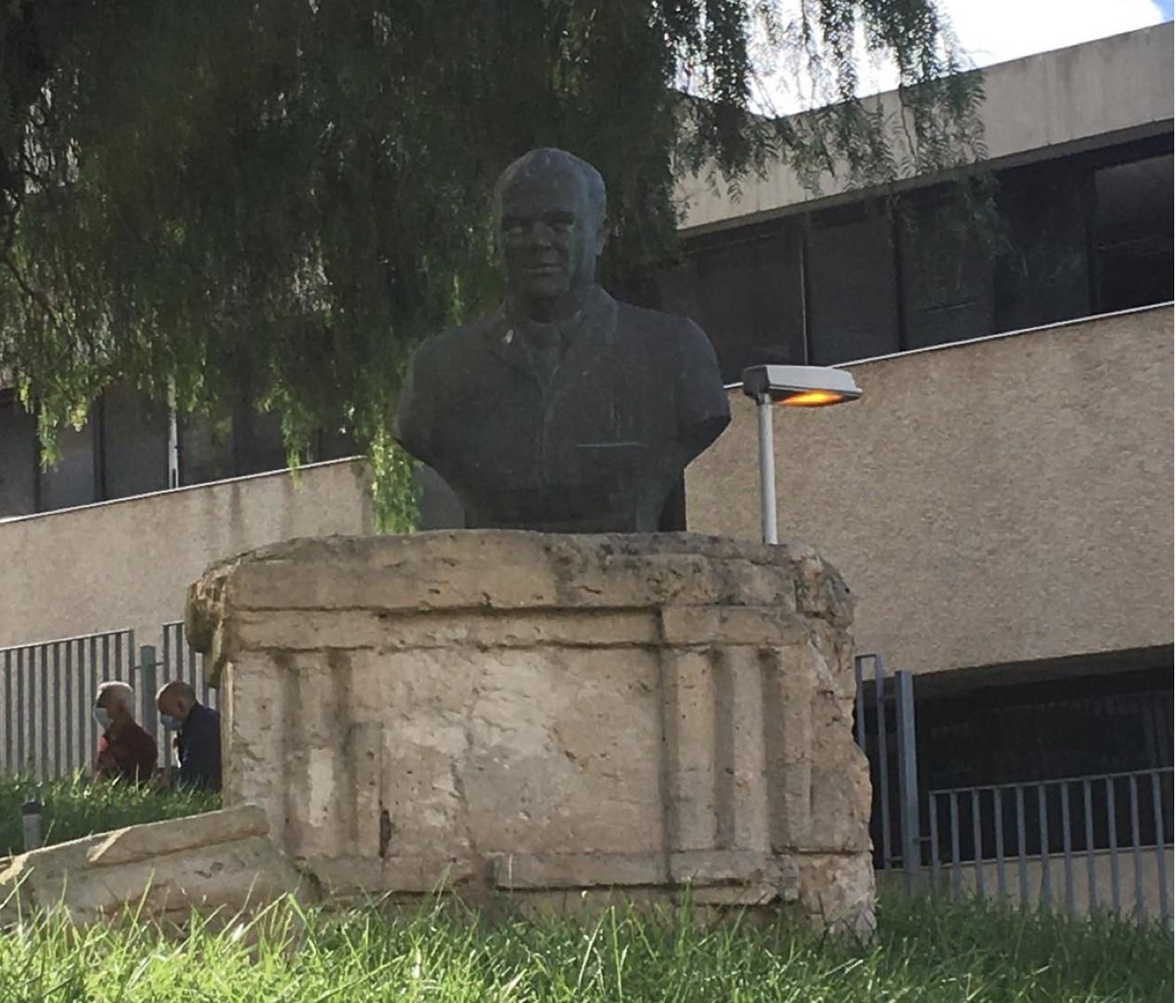 Busto de Sarbelio Pérez Pulido en Los Llanos de Aridane .