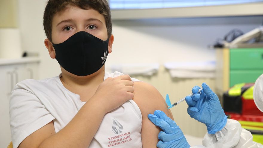 Archivo - Un niño recibe la dosis de la vacuna contra el Covid en el centro de salud El Alisal.- Archivo