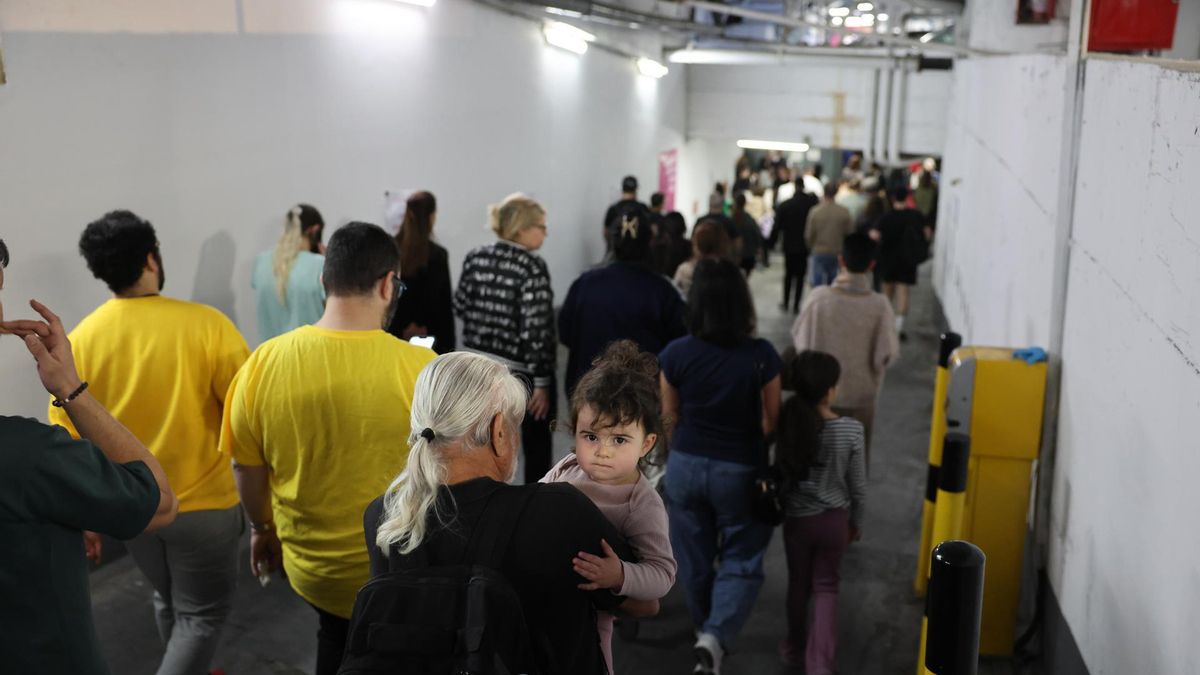 Israelíes se apostan en los refugios.