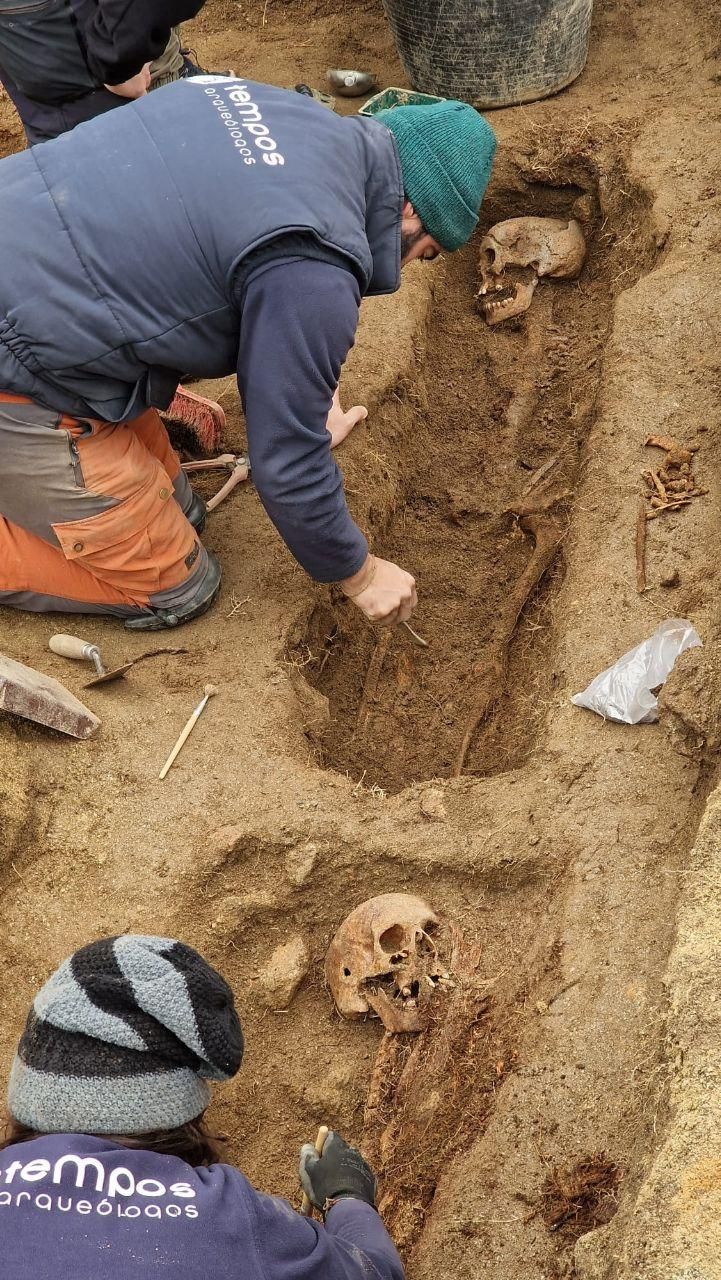 Imagen de la excavación de la fosa del cementerio de San Rosendo, en Celanova.