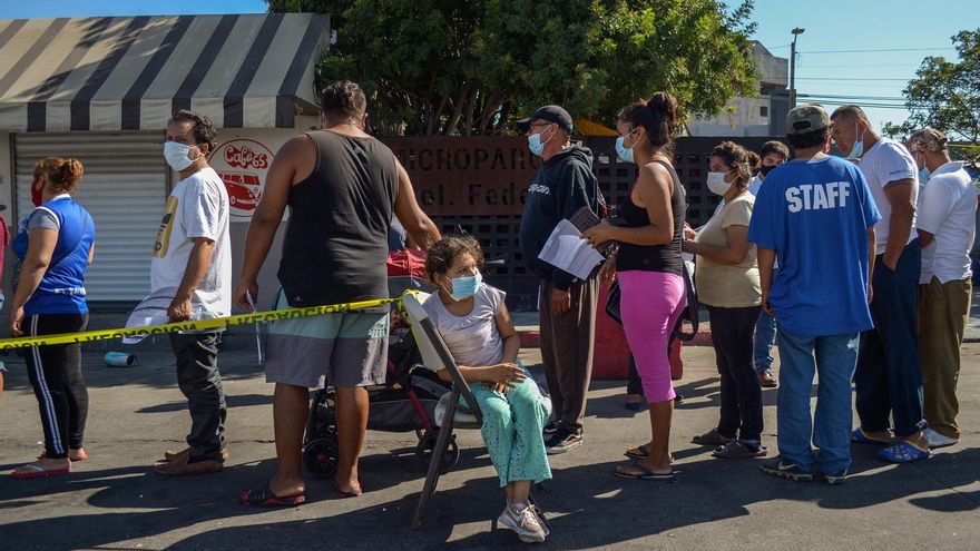 Varios migrantes esperan ser vacunados contra covid-19 por personal de salud hoy en la ciudad de Tijuana, estado de Baja California (México). EFE/Joebeth Terriquez