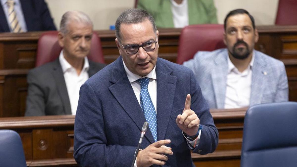 El consejero de Educación, Formación Profesional, Actividad Física y Deportes, Poli Suárez, en el pleno del Parlamento de Canarias, en una imagen de archivo. EFE/Miguel Barreto