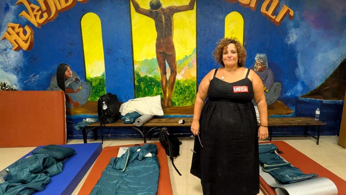 Patricia Ruiz, de UGT, posa frente a la pared de la parroquia durante el encierro sindical por la reducción de la jornada laboral