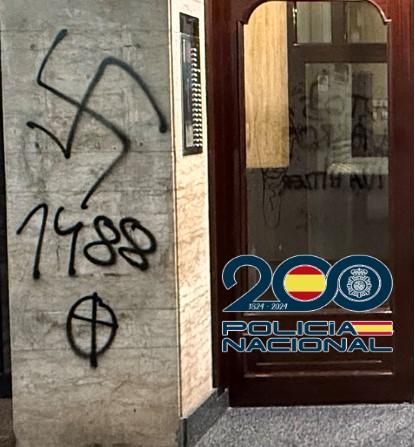 Uno de los portales vandalizados por el grupo juvenil de ultraderecha desmantelado en Asturias.