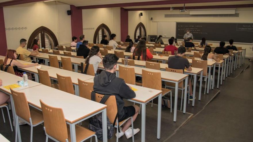 La Justicia impide a la Generalitat repartir primero en catalán los exámenes de selectividad