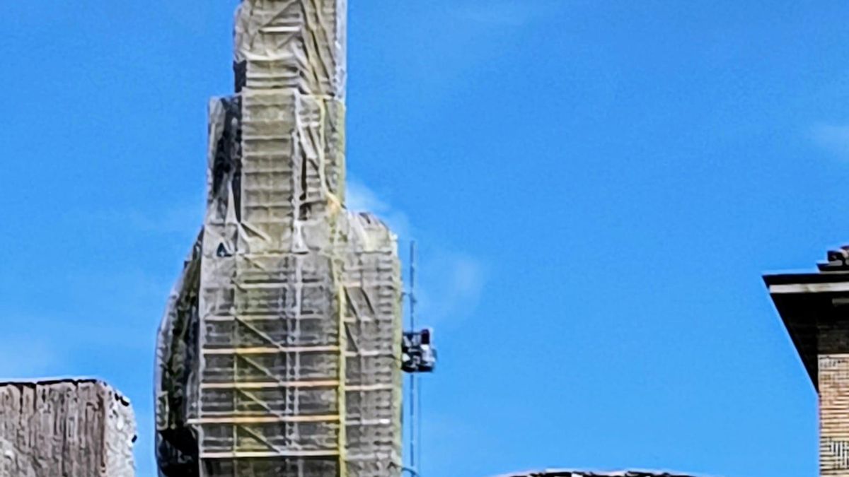 Torre del Pilar forrada con andamios y con su ascensor vista desde las murallas romanas.