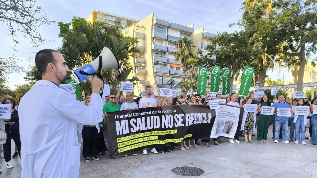 Reclaman transparencia y "no presiones" en una protesta por el uso de reactivos caducados en un hospital de Málaga