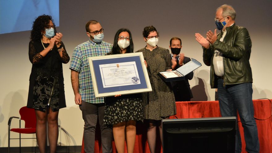 La mujer y la hija de Kiko Hernández reciben las placas de reconocimiento.