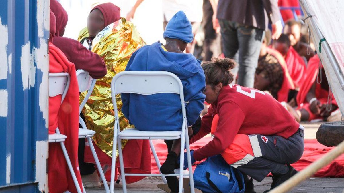Salvamento Marítimo ha rescatado este miércoles a 224 personas de dos cayucos que navegaban al sur de El Hierro y las ha trasladado al puerto de Las Cristianos, en Tenerife, donde han sido atendidas por personal de Cruz Roja.