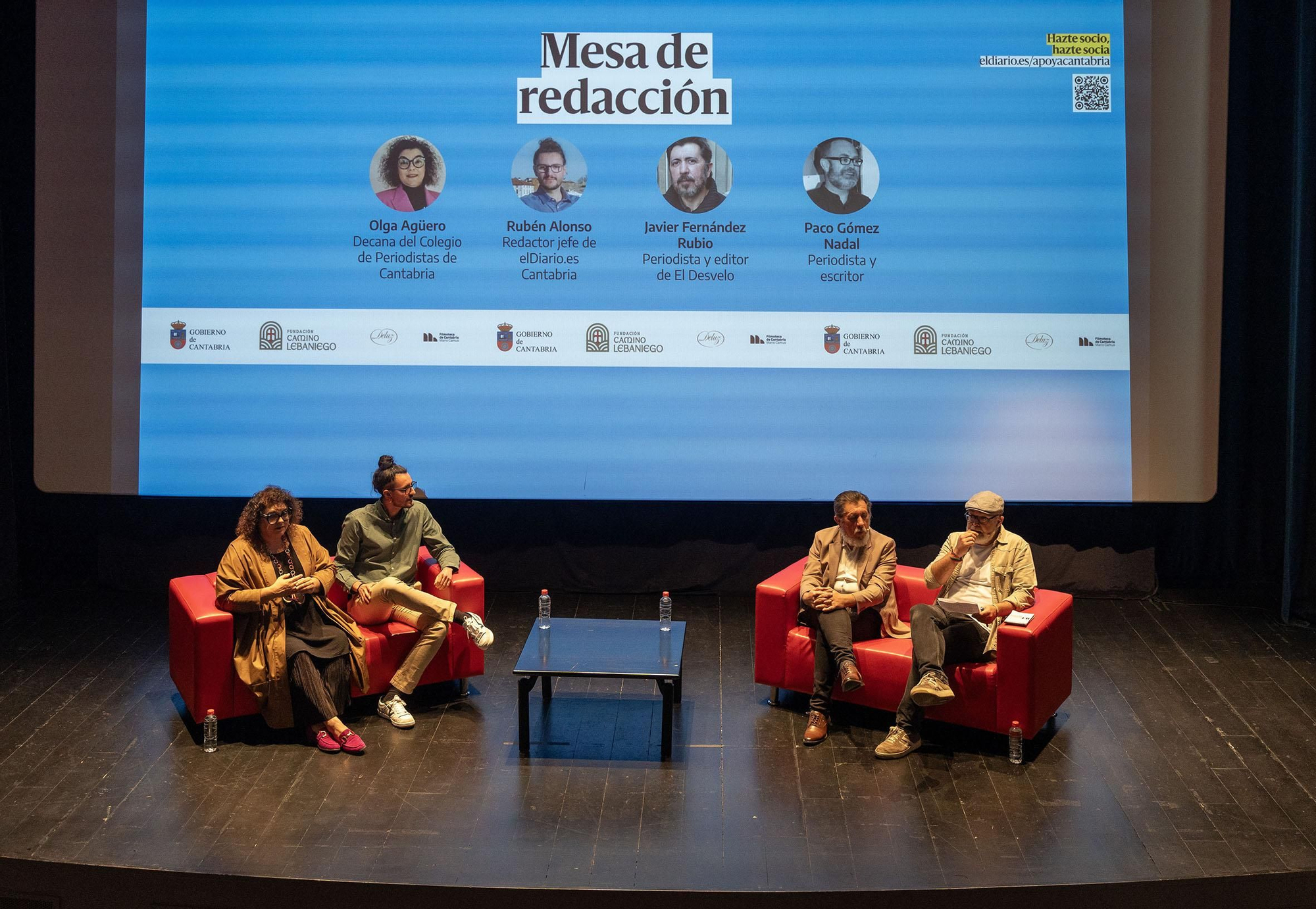 Redacción de elDiario.es Cantabria durante el acto por el décimo aniversario del periódico.