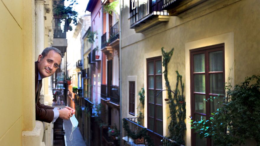 Jorge Alarte, responsable de Relaciones Institucionales del Gobierno Valenciano, desde la ventana del Palau de Castellfort.