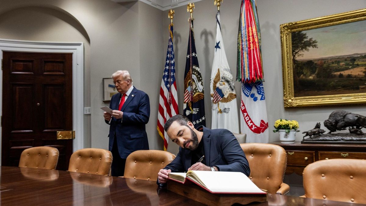 Nayib Bukele en una reunión con el presidente estadounidense Donald Trump en abril de 2025 en la Casa Blanca, en medio de las deportaciones masivas de migrantes.