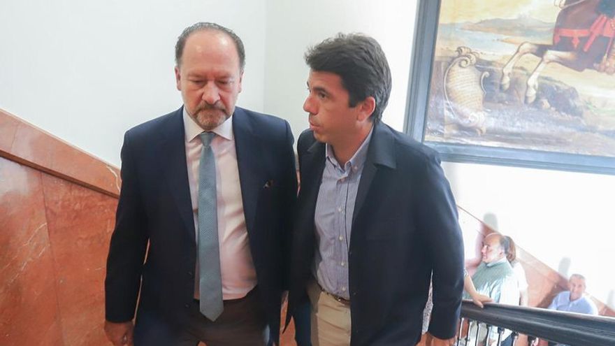 A la izquierda, el exalcalde Orihuela, Emilio Bascuñana, acompañado por el presidente de la Diputación de Alicante, Carlos Mazón.