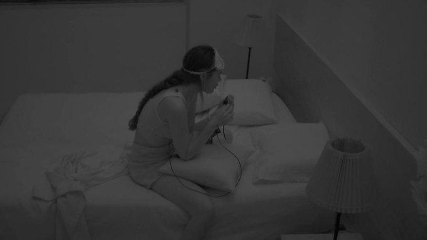 Melyssa llora en su habitación la primera noche