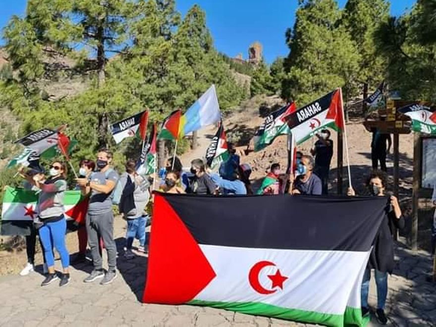 Decenas de personas se congregan en el Roque Nublo para visibilizar la lucha del pueblo saharaui