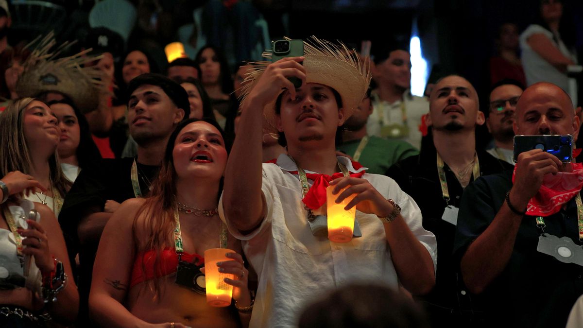Fans de Bad Bunny en su concierto en el Coliseo de Puerto Rico, en San Juan