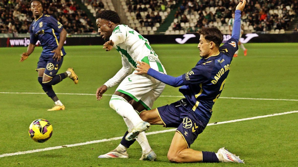 David Rodríguez hace una entrada en el partido de la primera vuelta en Córdoba