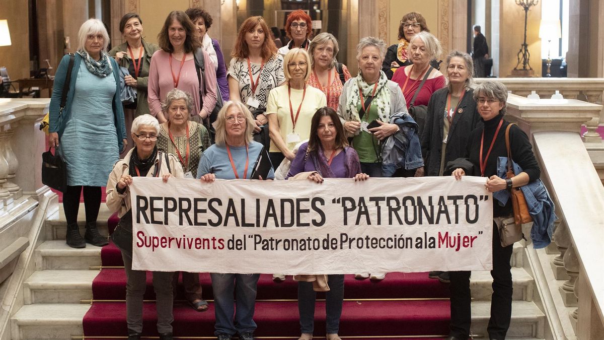 Un grupo de mujeres que pasaron por los centros del Patronato de Protección de la Mujer de Madrid y Barcelona durante una sesión de la Comisión de Investigación sobre la Pederastia en la Iglesia del Parlament.