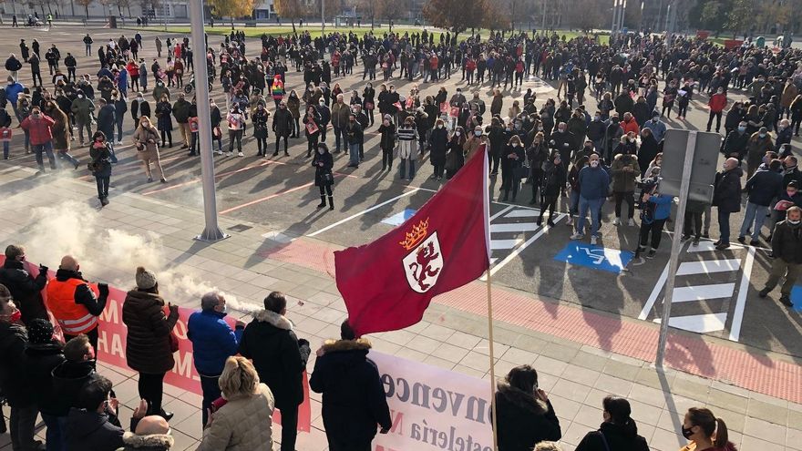 Campillo / ICAL. Manifestación convocada por la Hostelería de León y secundada por Fele, Cel, Cámara de Comercio, Aleco, Distribuidores y Agencias de Viajes, entre otros, para pedir un rescate para el sector