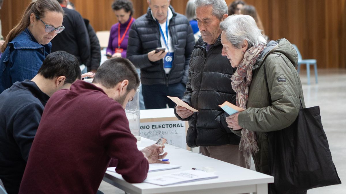 Votantes acuden a un colegio electoral de Soria