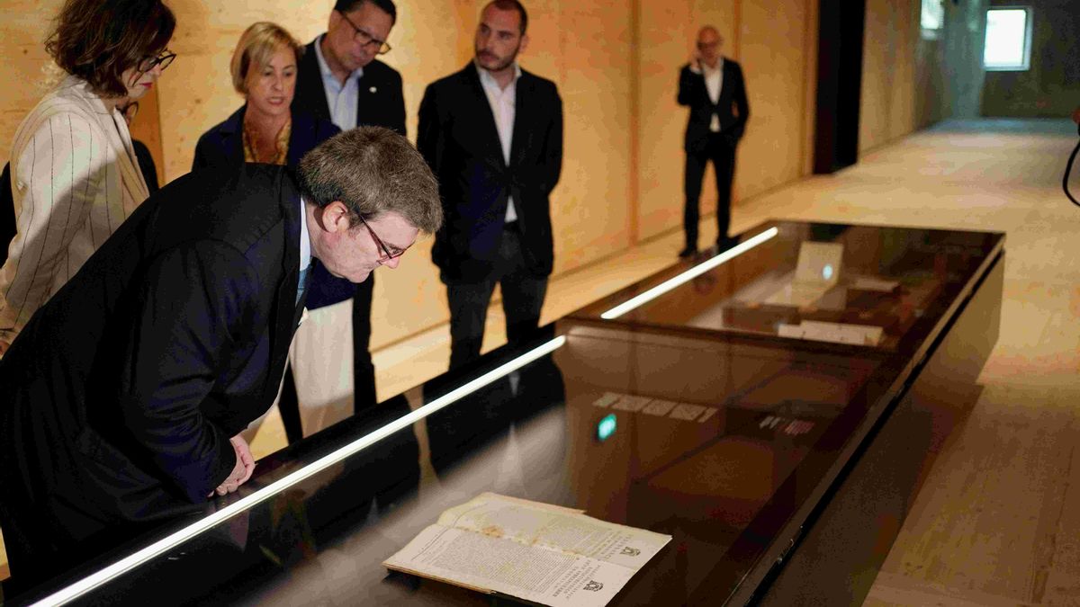 El alcalde de Bilbao, Juan Mari Aburto y la diputada general de Bizkaia, Elixabete Etxanobe en la presentación del Museo Vasco Euskal Museoa de Bilbao