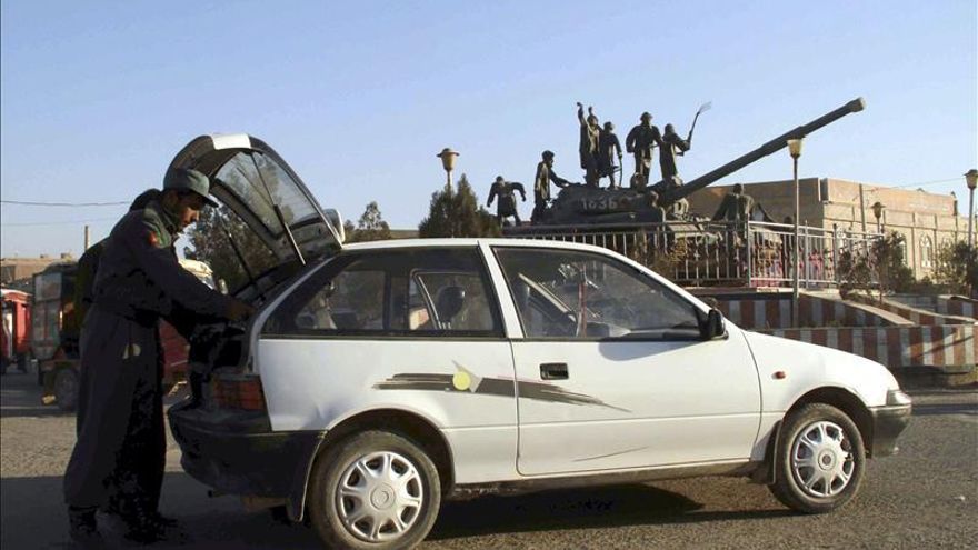 El líder talibán afgano dice que el islam permite negociar con "los enemigos"