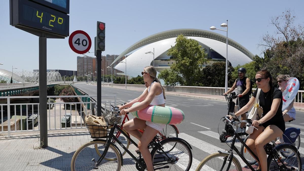 Los litorales de Valencia y Alicante, en alerta roja desde las 13.00 horas por temperaturas de hasta 44 grados