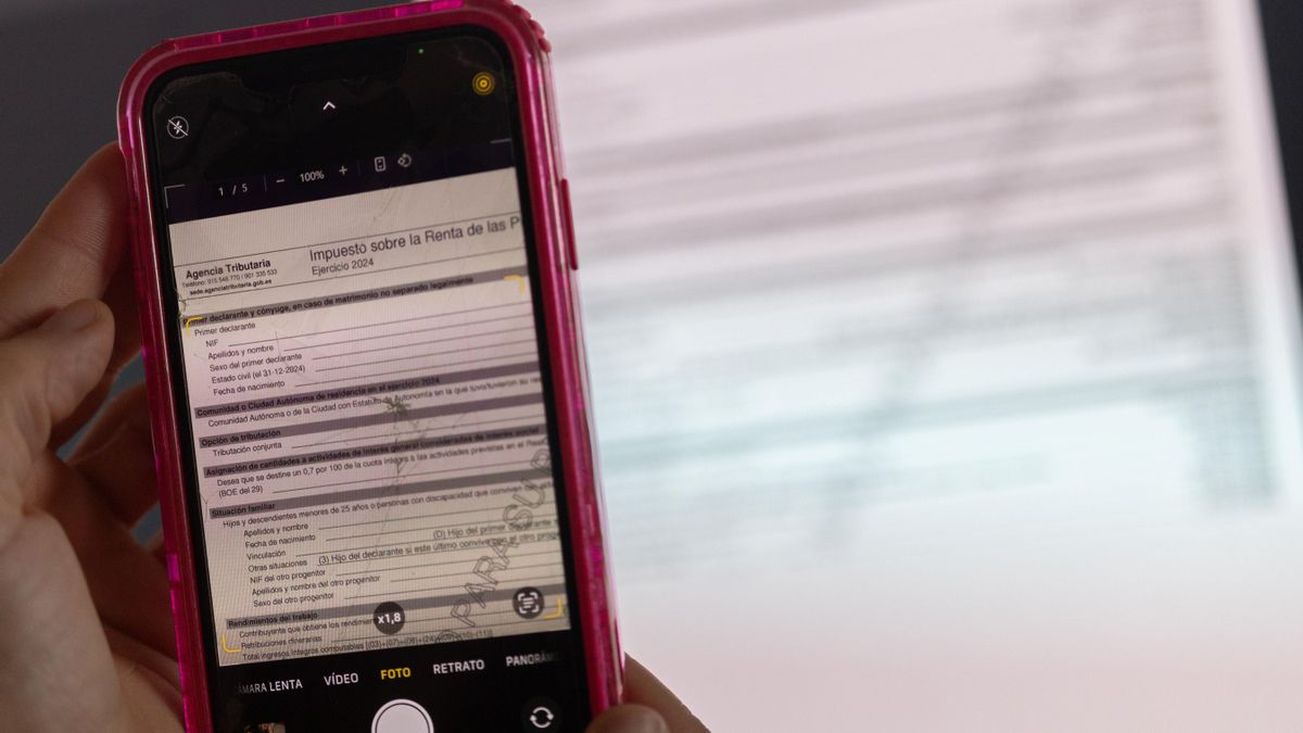 Una persona cumplimenta su Declaración de la Renta.