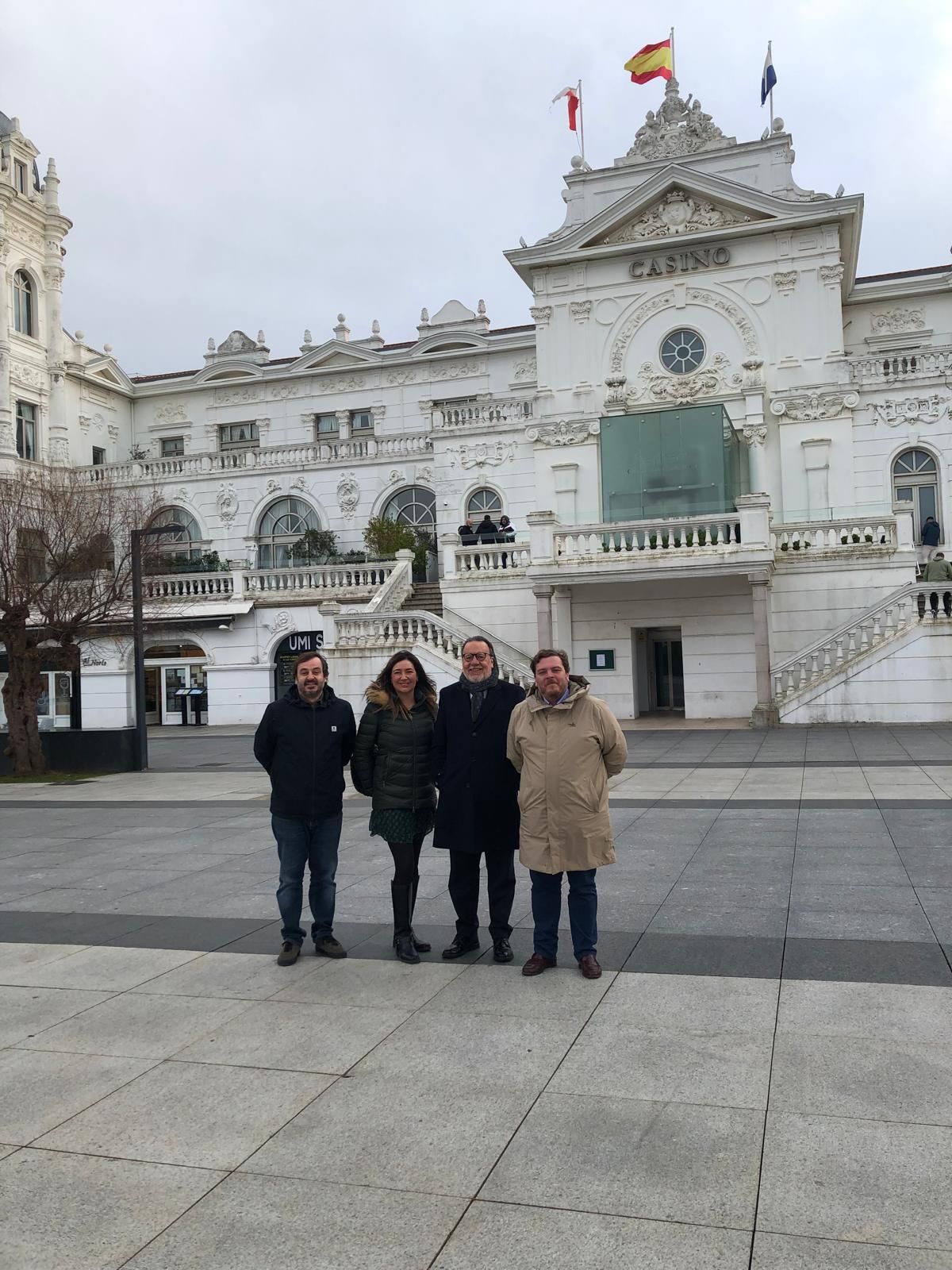 Parte de la junta directiva de la Asociación en Defensa de El Sardinero: de izquierda a derecha, Antonio Bello, secretario; Verónica Revilla, presidenta; Pablo Coto, vocal; Álvaro Blasco, vicepresidente.