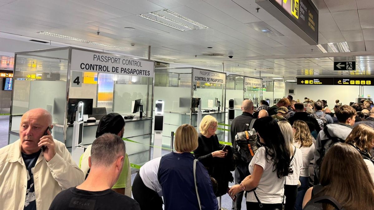 CC y Ashotel denuncian las colas "inhumanas" que sufren los turistas en el aeropuerto Tenerife Sur
