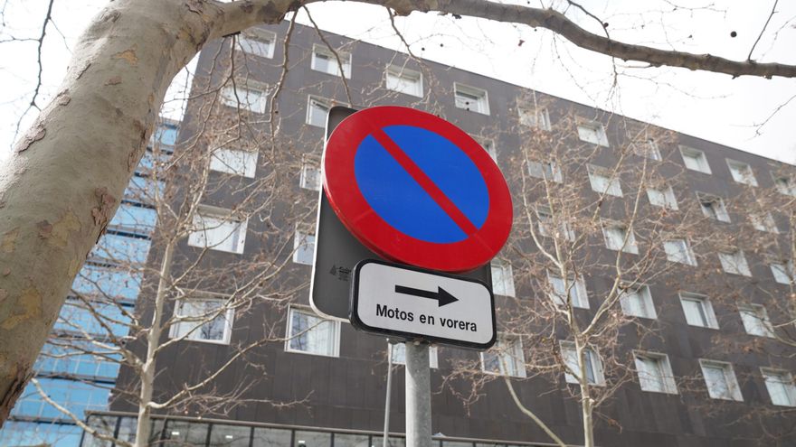 En Barcelona ya hay 4.300 tramos de acera donde está prohibido aparcar motos