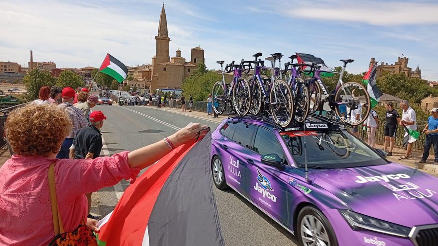 Una protesta en La Vuelta contra el genocidio en Palestina obliga a la Policía navarra a intervenir en Lumbier