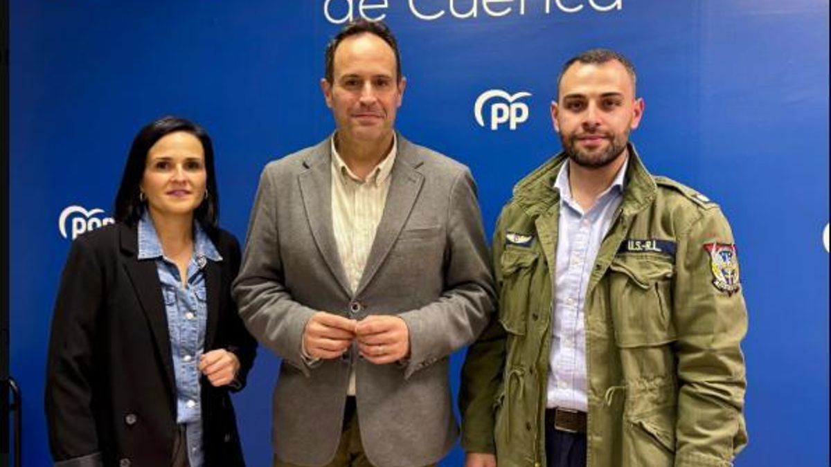 De izquierda a derecha, Raquel Olivero Chico, diputada provincial y alcaldesa de Beamud, José Antonio Martín-Buro, presidente de la gestora del PP de Cuenca y  Martín Lapeña Lafuente, diputado provincial y teniente alcalde de Sisante