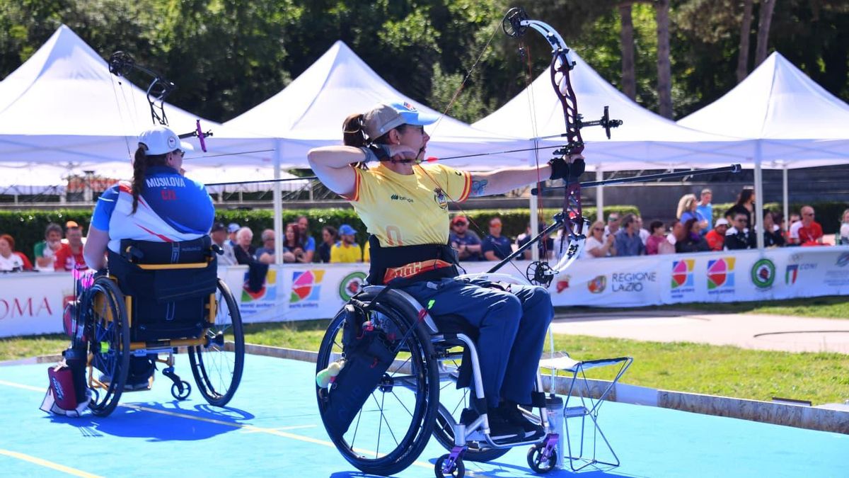 Isabel Fernández durante una competición de tiro con arco