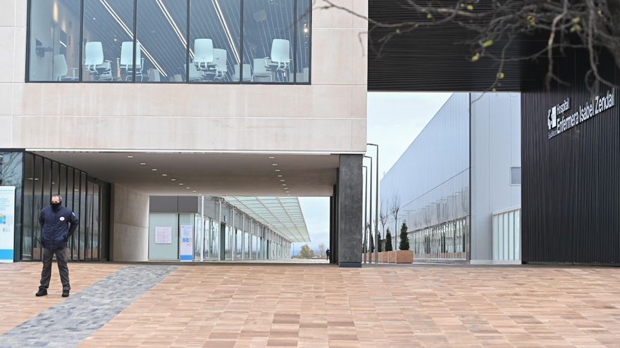 Imagen de archivo del acceso principal del hospital de pandemias Isabel Zendal. EFE/Fernando Villar