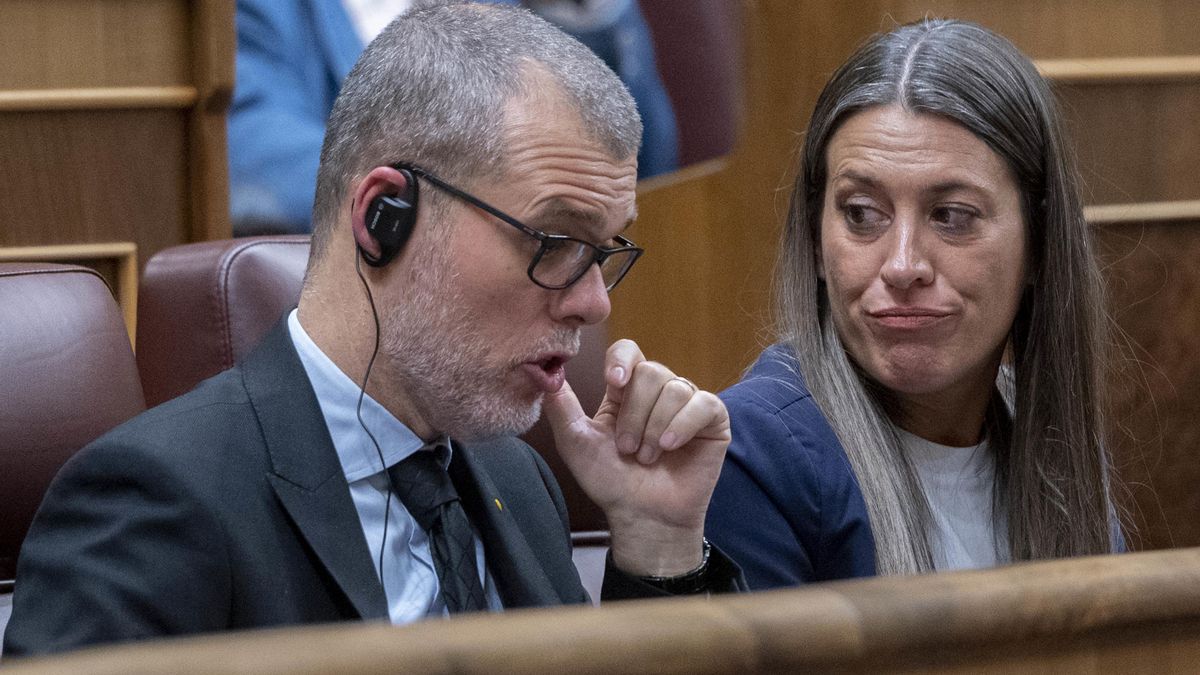 La portavoz de Junts en el Congreso, Miriam Nogueras (d), durante una sesión plenaria, en el Congreso de los Diputados
