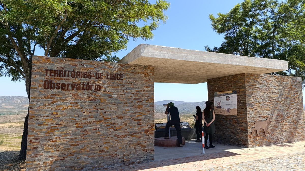 Observatorio de naturaleza, dotado de prismáticos, en Sao Joao de Caldeireiros, Mértola, Portugal