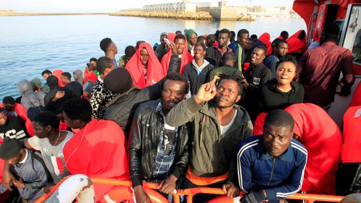 Rescatados 130 inmigrantes de doce pateras en aguas del Estrecho