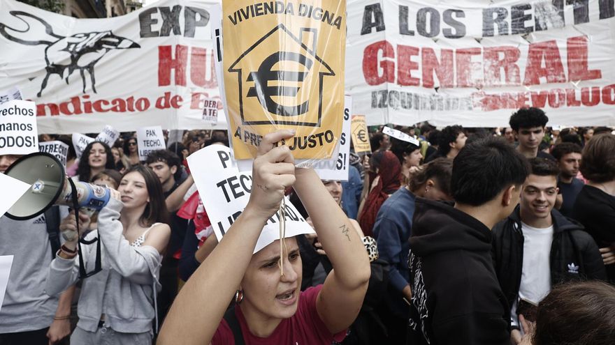ientos de personas se manifiestan en las inmediaciones del Congreso, donde este viernes a mediodía tiene lugar la votación de los dos decretos de vivienda aprobados por el Gobierno y que, salvo sorpresa, no saldrán adelante. EFE/ Sergio Pérez