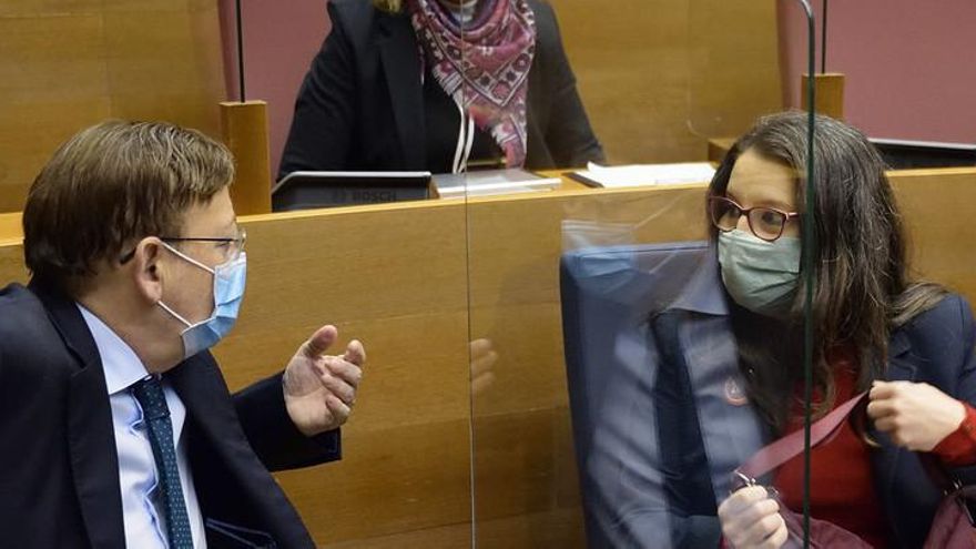 Ximo Puig y Mónica Oltra, separados por una mampara en las Corts Valencianes.